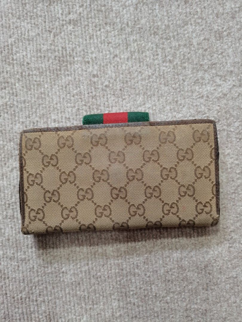 Gucci cherry wallet (Category: Luxury Bags & Wallets) located in Apalit. Submitted by _doer (Listing ID 1439854297, Image 2). Description: Sign of usage.