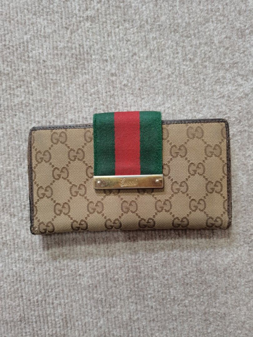 Gucci cherry wallet (Category: Luxury Bags & Wallets) located in Apalit. Submitted by _doer (Listing ID 1439854297, Image 1). Description: Sign of usage.