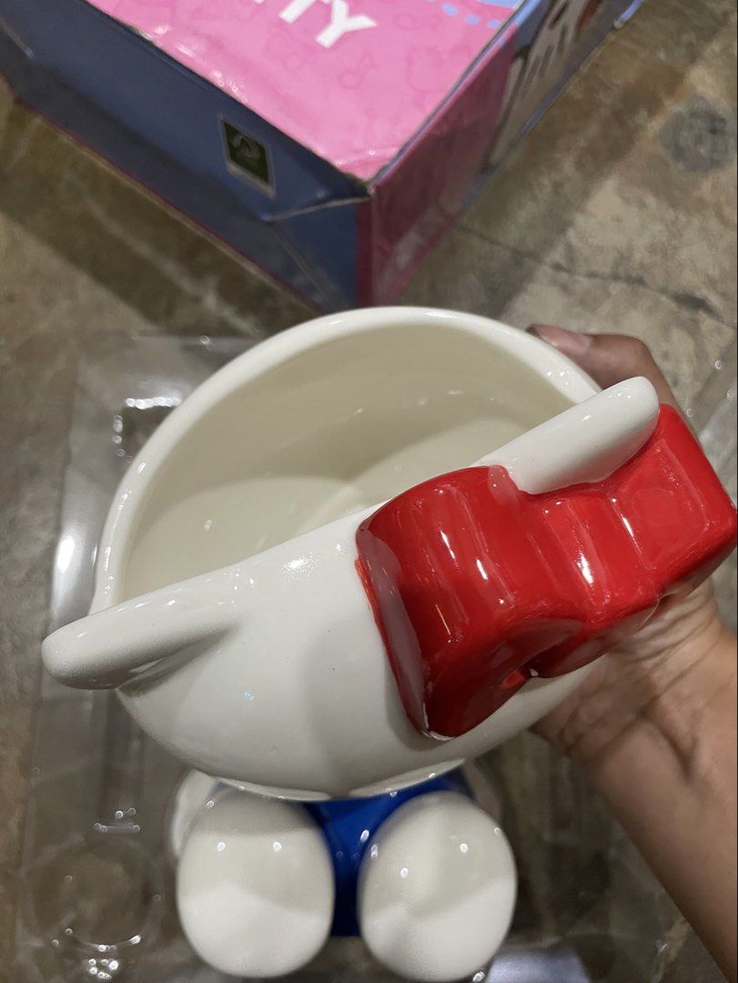 Hello kitty fondue pot (Category: Beverages) located in Baguio. Submitted by nalyns_unique_finds (Listing ID 1439956765, Image 3). Description: Ceramic material .