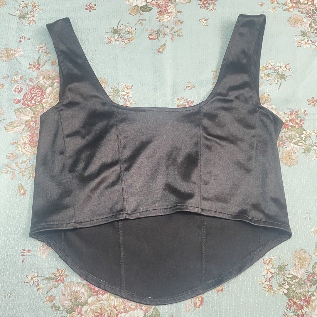 H&M Black Corset Top Sleeveless (Category: Blouses) located in Pasig City. Submitted by pearlsnribbons (Listing ID 1439864415, Image 3). Description: WTS | LFB 💞🎀 H&M Black Tank Top Sleeveless * L on tag but Can fit size M RFS : Decluttering MOP : Gcash MOD : Lalamove (booked by buyer) JNT/Gogoxpress (booked by me).