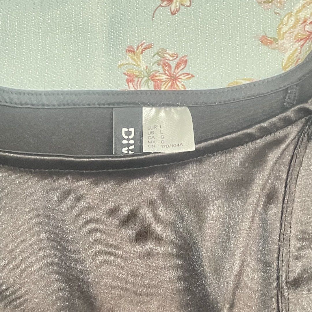 H&M Black Corset Top Sleeveless (Category: Blouses) located in Pasig City. Submitted by pearlsnribbons (Listing ID 1439864415, Image 2). Description: WTS | LFB 💞🎀 H&M Black Tank Top Sleeveless * L on tag but Can fit size M RFS : Decluttering MOP : Gcash MOD : Lalamove (booked by buyer) JNT/Gogoxpress (booked by me).