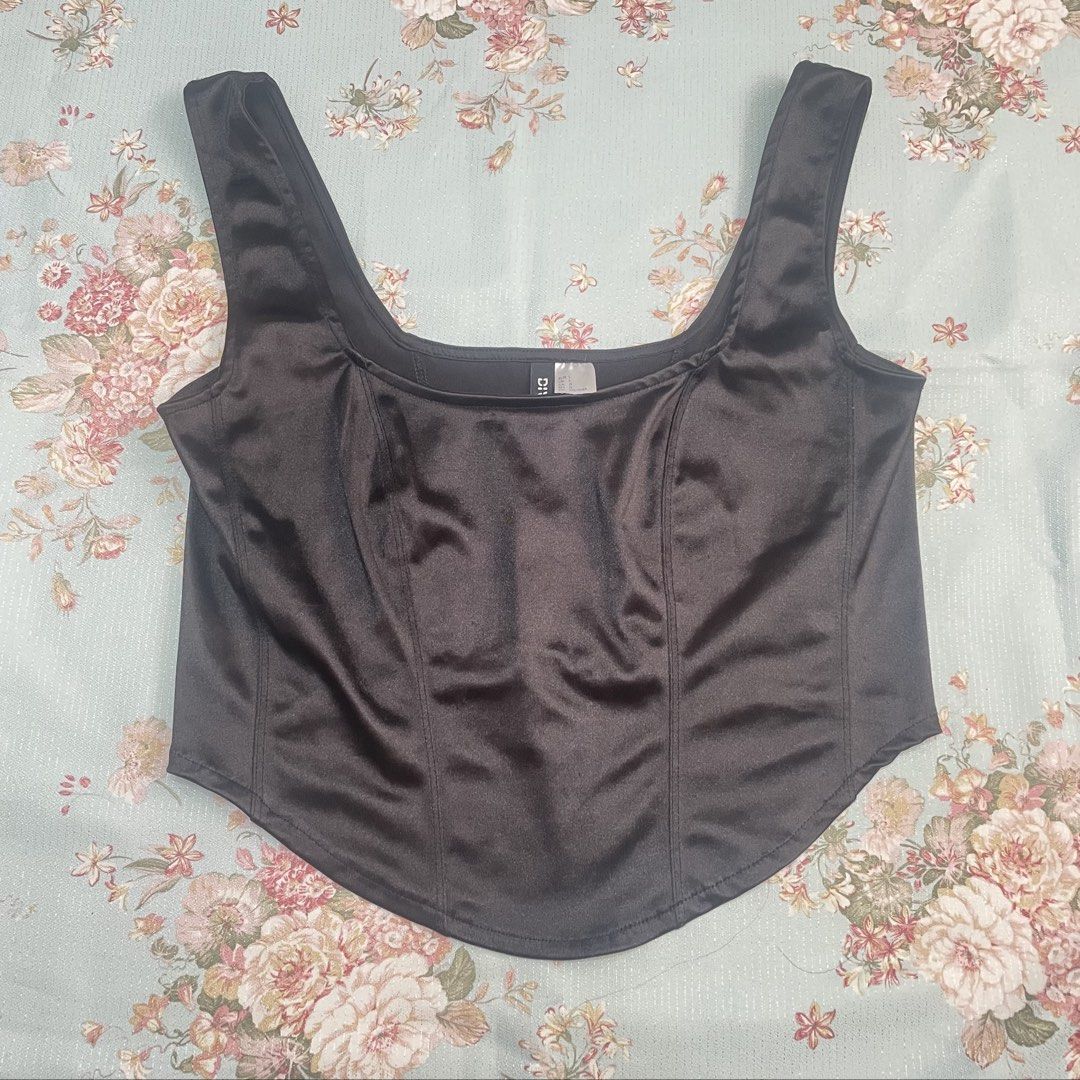 H&M Black Corset Top Sleeveless (Category: Blouses) located in Pasig City. Submitted by pearlsnribbons (Listing ID 1439864415, Image 1). Description: WTS | LFB 💞🎀 H&M Black Tank Top Sleeveless * L on tag but Can fit size M RFS : Decluttering MOP : Gcash MOD : Lalamove (booked by buyer) JNT/Gogoxpress (booked by me).