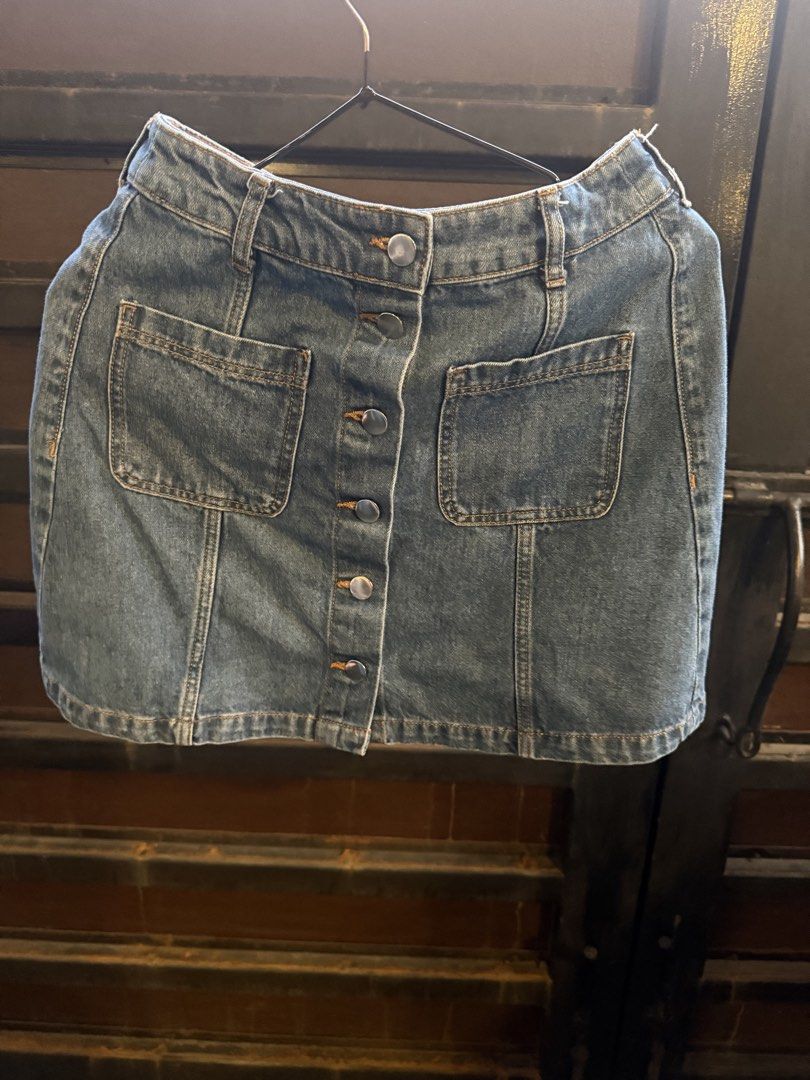 H&M Divided Blue Denim Button-Front Mini Skirt Size 4 (Category: Skirts) located in Manila. Submitted by ohmacy18 (Listing ID 1439910276, Image 1). Description: .