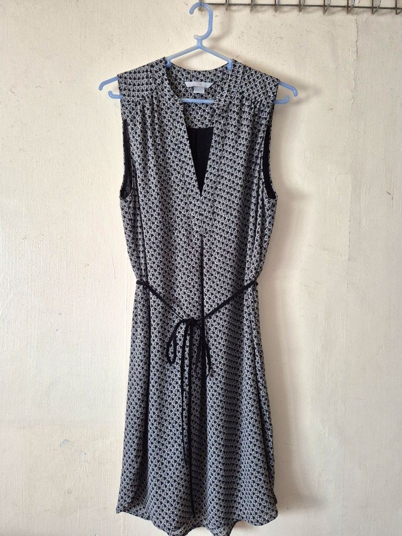 H&M sleeveless dress (Category: Dresses) located in Agdangan. Submitted by krys2008 (Listing ID 1439807835, Image 1). Description: H&M sleeveless dress - removable belt mop: gcash pickup: laguna area rfs: decluttering my closet.