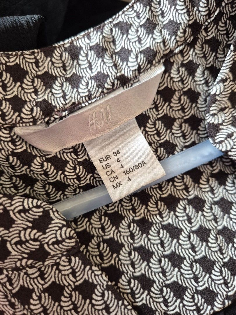 H&M sleeveless dress (Category: Dresses) located in Agdangan. Submitted by krys2008 (Listing ID 1439807835, Image 3). Description: H&M sleeveless dress - removable belt mop: gcash pickup: laguna area rfs: decluttering my closet.