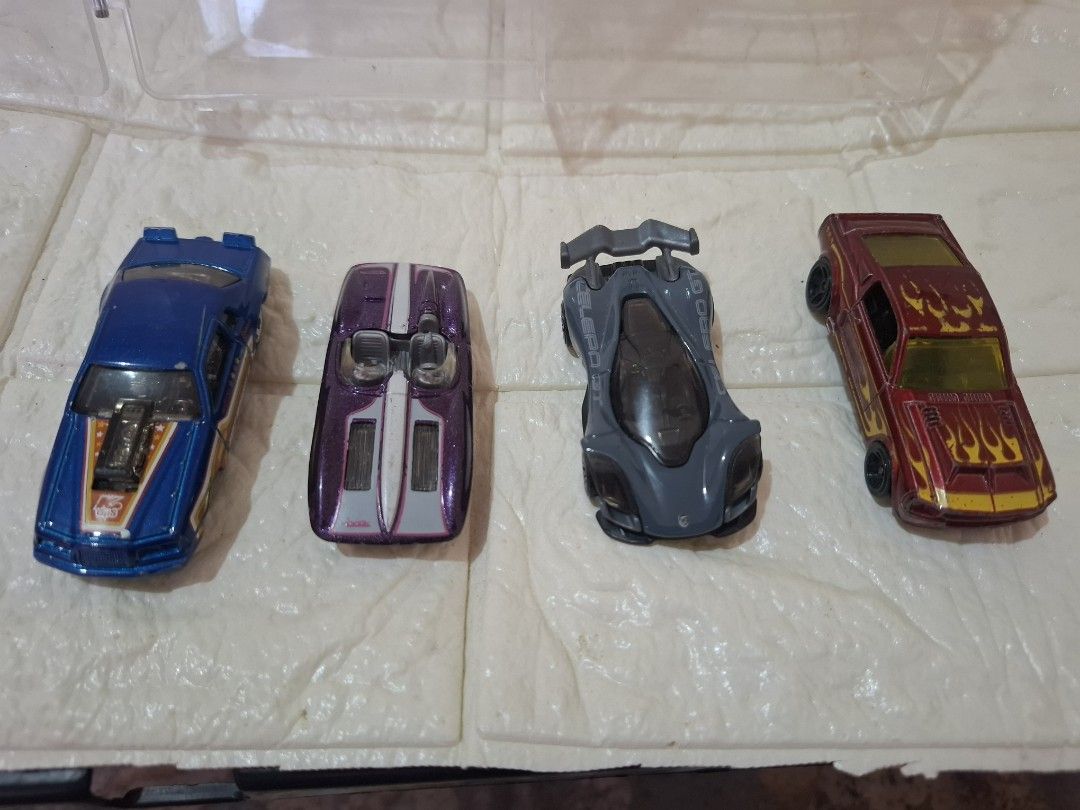 Hotwheels assorted loose (Category: Toys & Games) located in Narvacan. Submitted by jigger85_2ndaccount (Listing ID 1439859157, Image 3). Description: Hotwheels assorted loose mint 80 non mint 70.