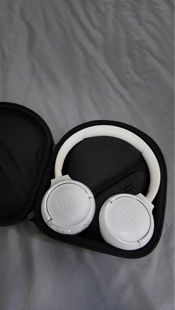 JBL Tunes 510 headphones (Category: Headphones & Headsets) located in Makati City. Submitted by joyceeg (Listing ID 1439982892, Image 2). Description: JBL Tunes 510 White Multi bluetooth connection With original type-c cord .