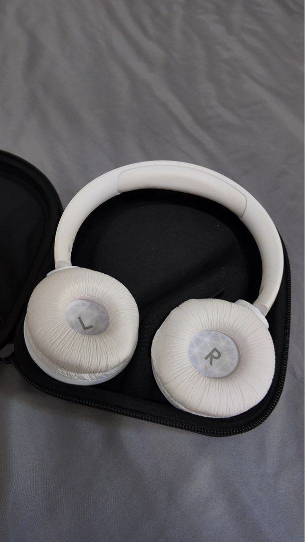 JBL Tunes 510 headphones (Category: Headphones & Headsets) located in Makati City. Submitted by joyceeg (Listing ID 1439982892, Image 3). Description: JBL Tunes 510 White Multi bluetooth connection With original type-c cord .