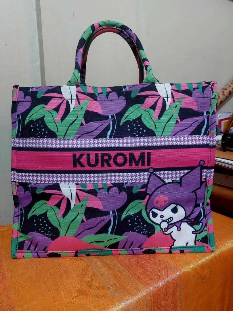 KUROMI Sanrio book tote Large size (Category: Tote Bags) located in Las Pinas. Submitted by jmproperties (Listing ID 1439927353, Image 1). Description: - Cute Kuromi graphic on a vibrant tropical leaf print tote bag. - Fun abstract pattern on the interior lining. - Spacious design for all your essentials. - Sturdy handles for comfortable carrying. - Perfect for everyday use and stylishly carrying your belongings. size : 47 x 35 x 17cm.