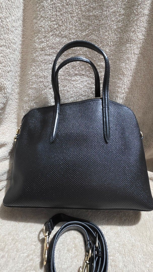 Lacoste Chantaco Black Handbag with Shoulder Strap (Category: Shoulder Bags) located in Mandaluyong City. Submitted by mlstuff28 (Listing ID 1439890738, Image 2). Description: - Authentic -Chantaco leather -Detachable shoulder strap - Top handles - Gold-colored hardware Mop: bank transfer.