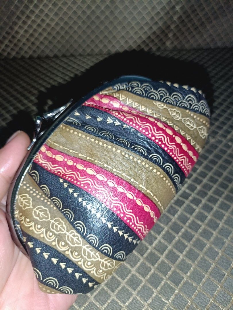 Leather Large Kisslock Coin Purse (Category: Purses & Pouches) located in San Pedro. Submitted by elevens_online_thrift_shop (Listing ID 1439863532, Image 2). Description: prelove but well intact leather material 2 kisslock with 3 compartment 📌 fix 250 dati pong 480.