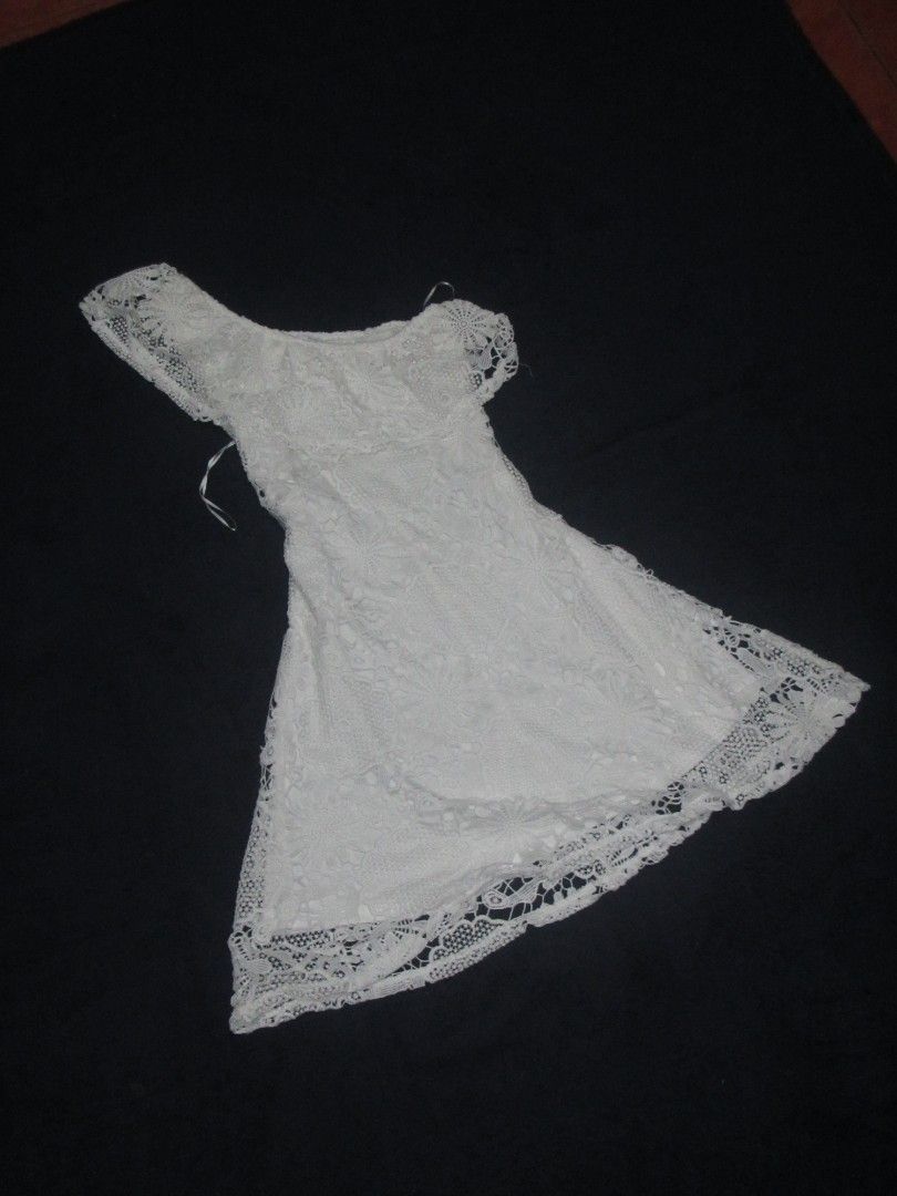 Lefties White Floral Dress (Category: Dresses) located in Manila. Submitted by rewear.c0 (Listing ID 1439869448, Image 2). Description: Lefties White Floral Dress, One Strip, Medium.