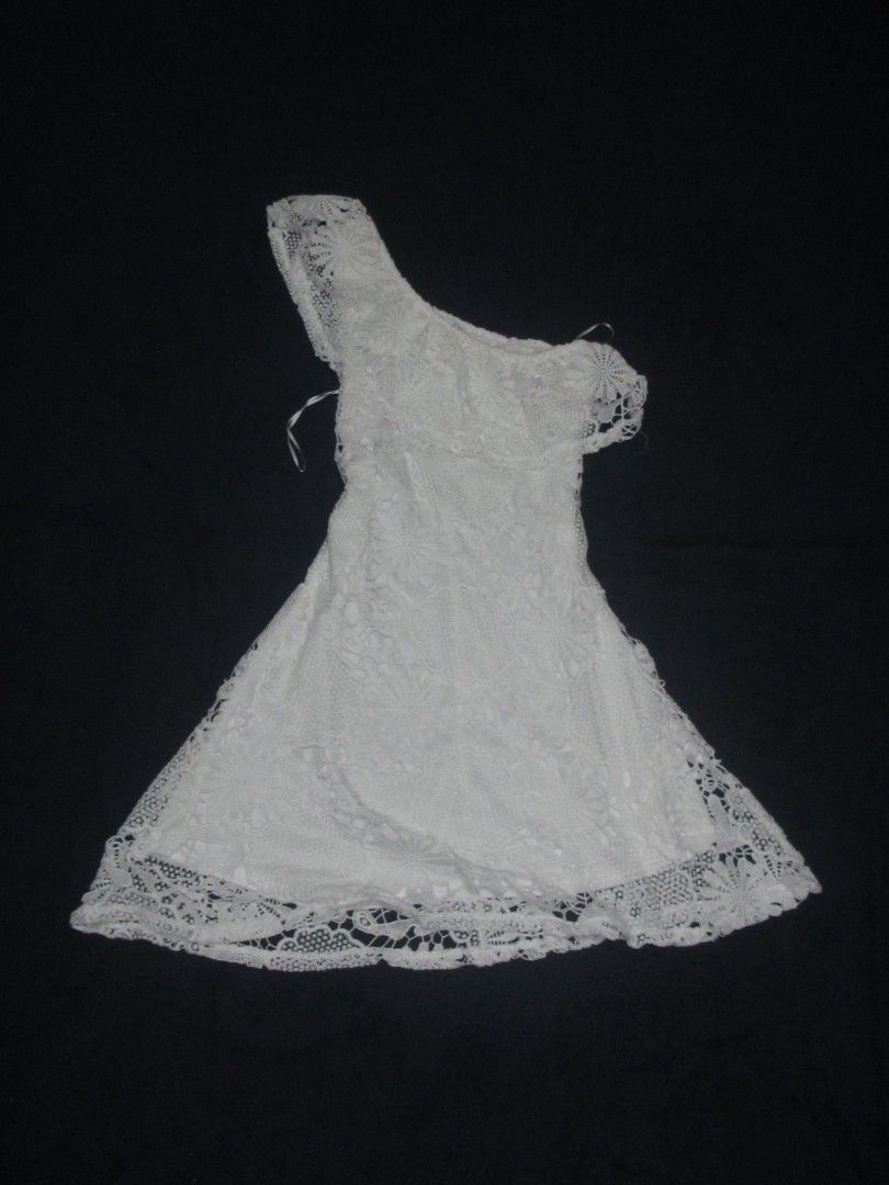 Lefties White Floral Dress (Category: Dresses) located in Manila. Submitted by rewear.c0 (Listing ID 1439869448, Image 1). Description: Lefties White Floral Dress, One Strip, Medium.