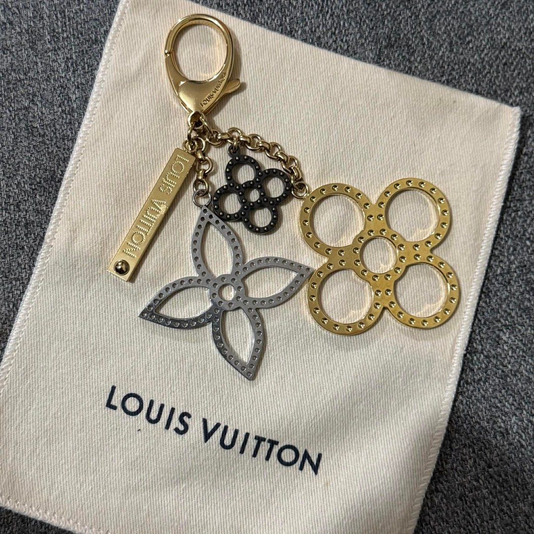LV BAG CHARM (Category: Luxury Accessories) located in Madrid. Submitted by jhunaceee (Listing ID 1439957349, Image 2). Description: 💯Authentic Good as new No issue or fade With box and dust cloth .