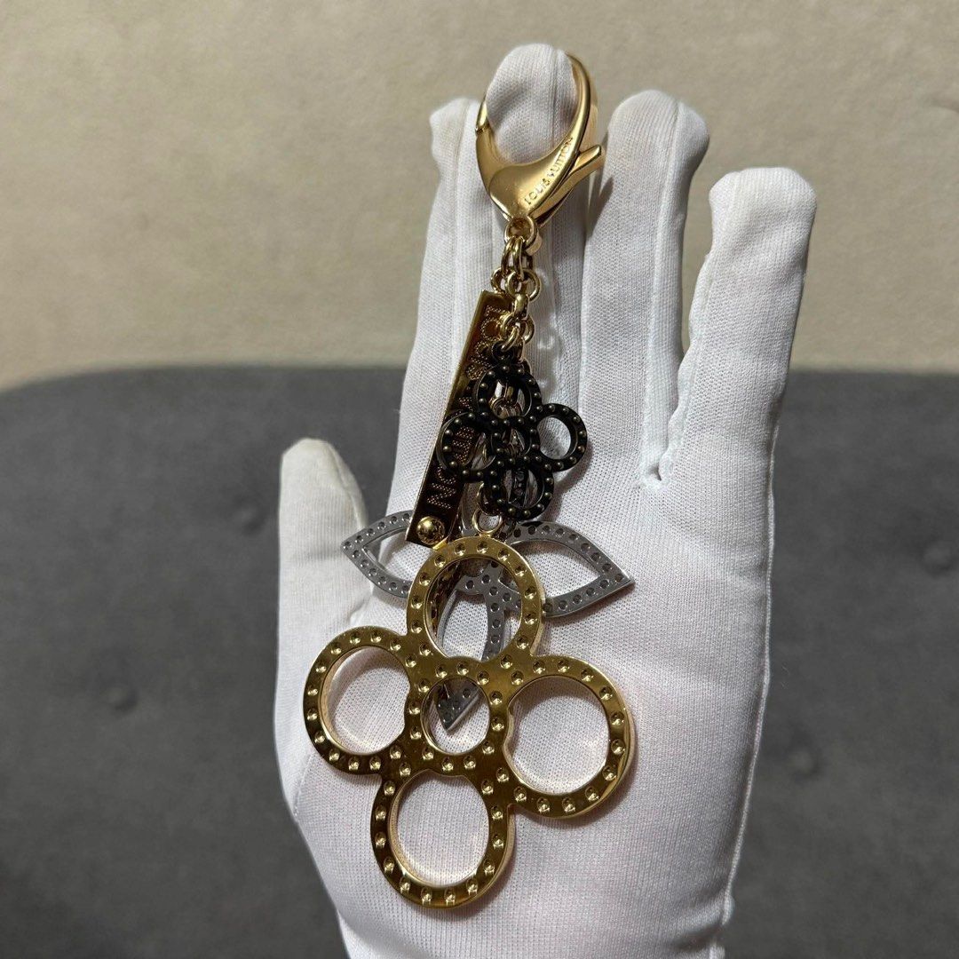 LV BAG CHARM (Category: Luxury Accessories) located in Madrid. Submitted by jhunaceee (Listing ID 1439957349, Image 3). Description: 💯Authentic Good as new No issue or fade With box and dust cloth .