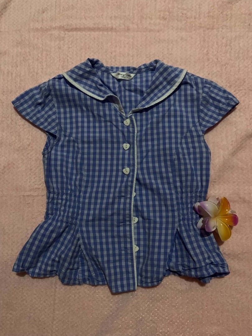 Mary y Cielo Blue Gingham Peplum Top (Category: Sleeveless) located in San Nicolas. Submitted by bissouluv (Listing ID 1439946381, Image 1). Description: - Charming blue gingham peplum top - Features a white Peter Pan collar - Button-down front - Short flutter sleeves - Flattering flared hemline - Perfect for a cute and playful look.