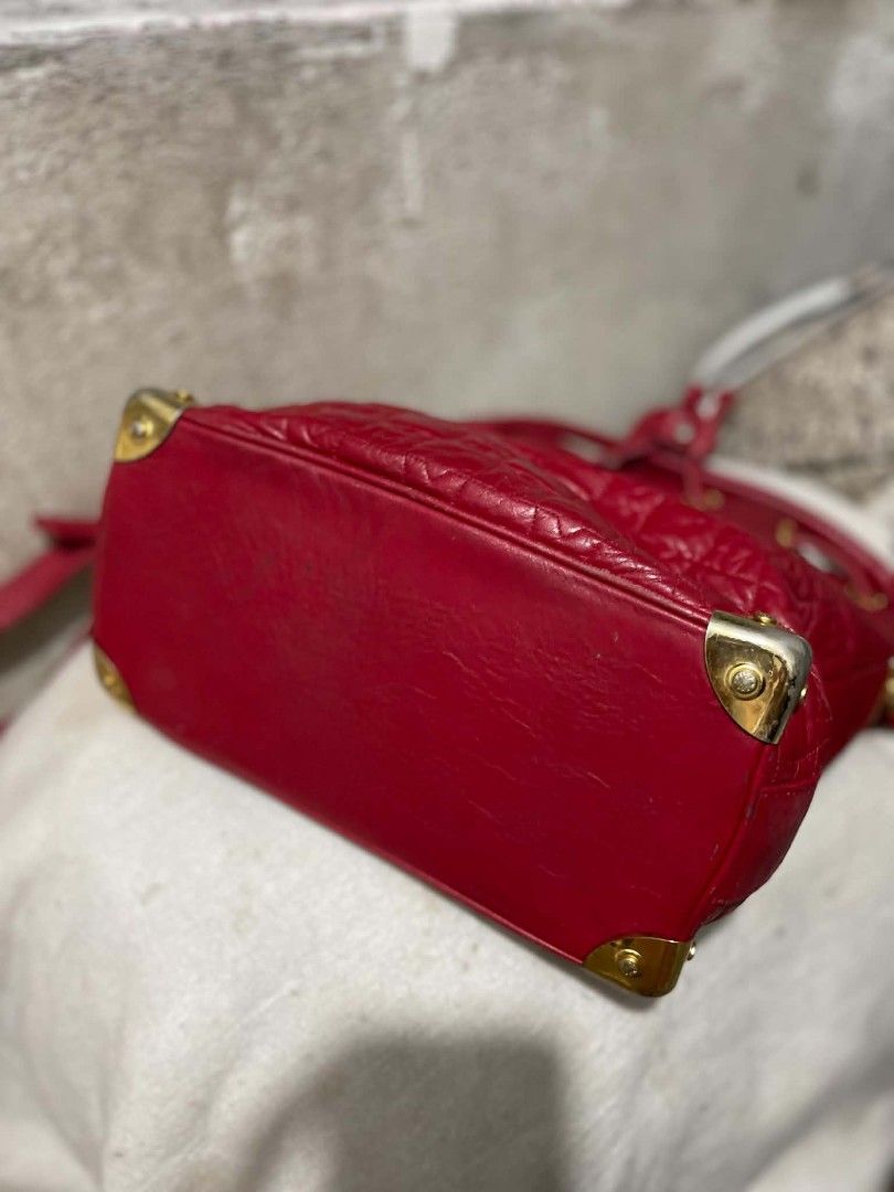 Metro city (Category: Luxury Bags & Wallets) located in Bulacan. Submitted by jhefkheelo02163 (Listing ID 1439813076, Image 3). Description: Metro city bucket bag Medium size Supernice in actual Normal sign of usage normally in hardware No major flaws.