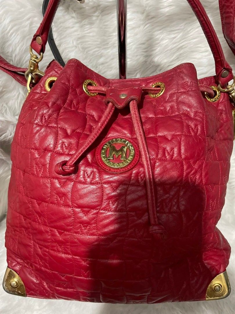 Metro city (Category: Luxury Bags & Wallets) located in Bulacan. Submitted by jhefkheelo02163 (Listing ID 1439813076, Image 1). Description: Metro city bucket bag Medium size Supernice in actual Normal sign of usage normally in hardware No major flaws.