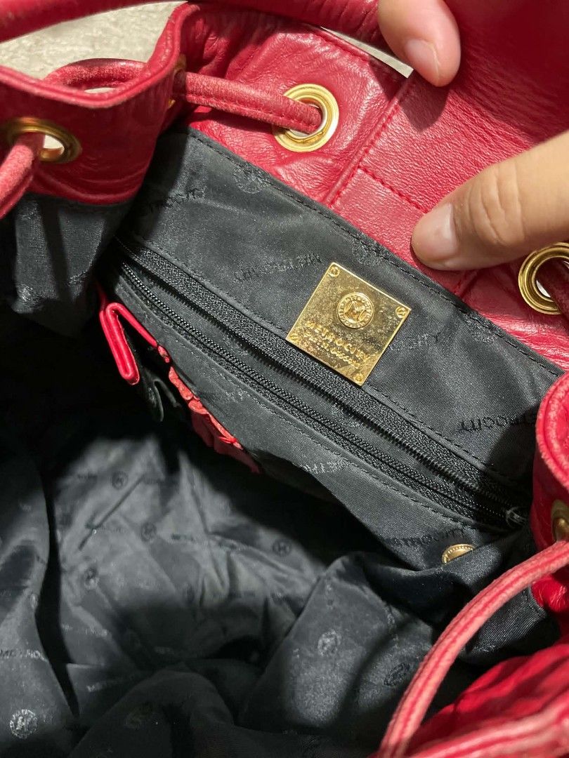 Metro city (Category: Luxury Bags & Wallets) located in Bulacan. Submitted by jhefkheelo02163 (Listing ID 1439813076, Image 2). Description: Metro city bucket bag Medium size Supernice in actual Normal sign of usage normally in hardware No major flaws.