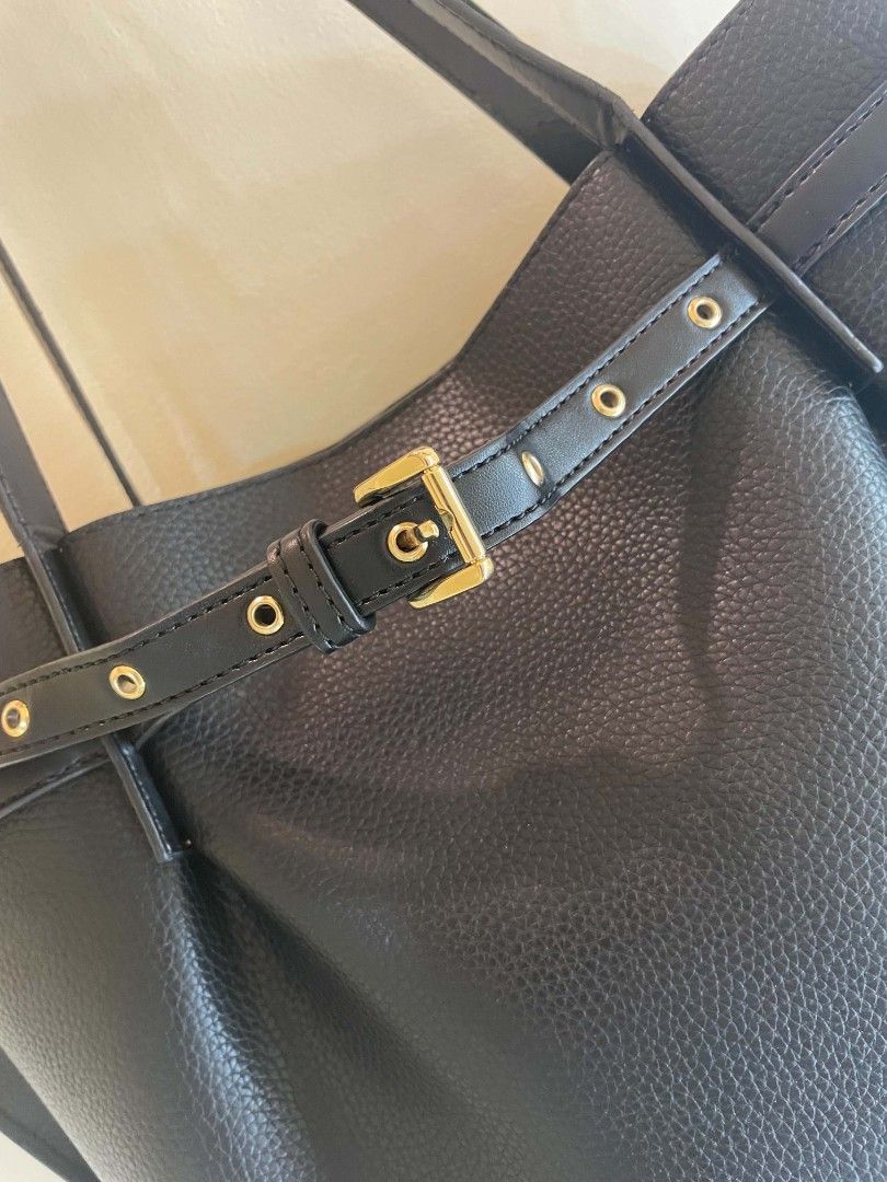Michael Kors Emelia Black Tote Bag (Category: Tote Bags) located in Plaridel. Submitted by collectors_blocc (Listing ID 1439837123, Image 2). Description: .