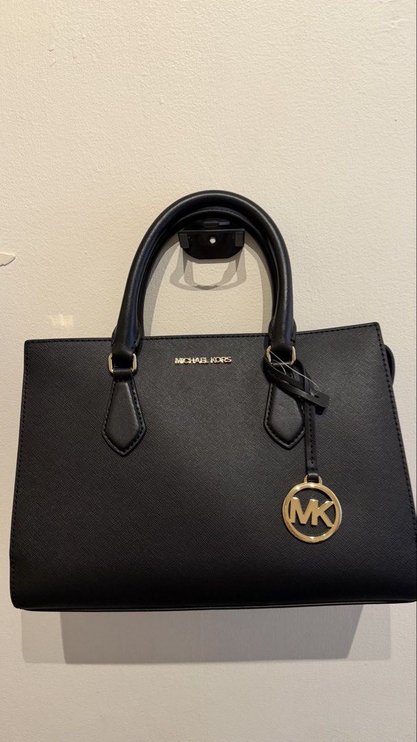 Michael Kors Sheila Medium Satchel (Category: Luxury Bags & Wallets) located in Quezon City. Submitted by msetcetera (Listing ID 1439813222, Image 2). Description: .