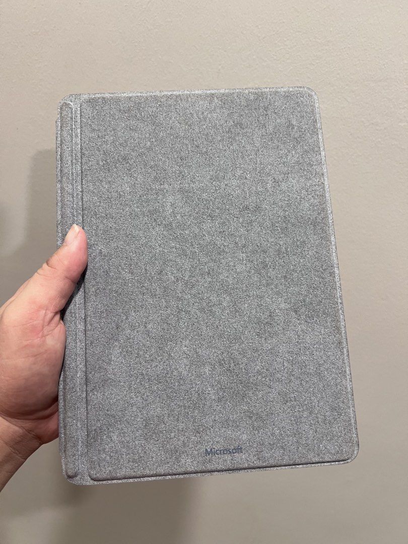 Microsoft Surface Go 2463850702646159360
