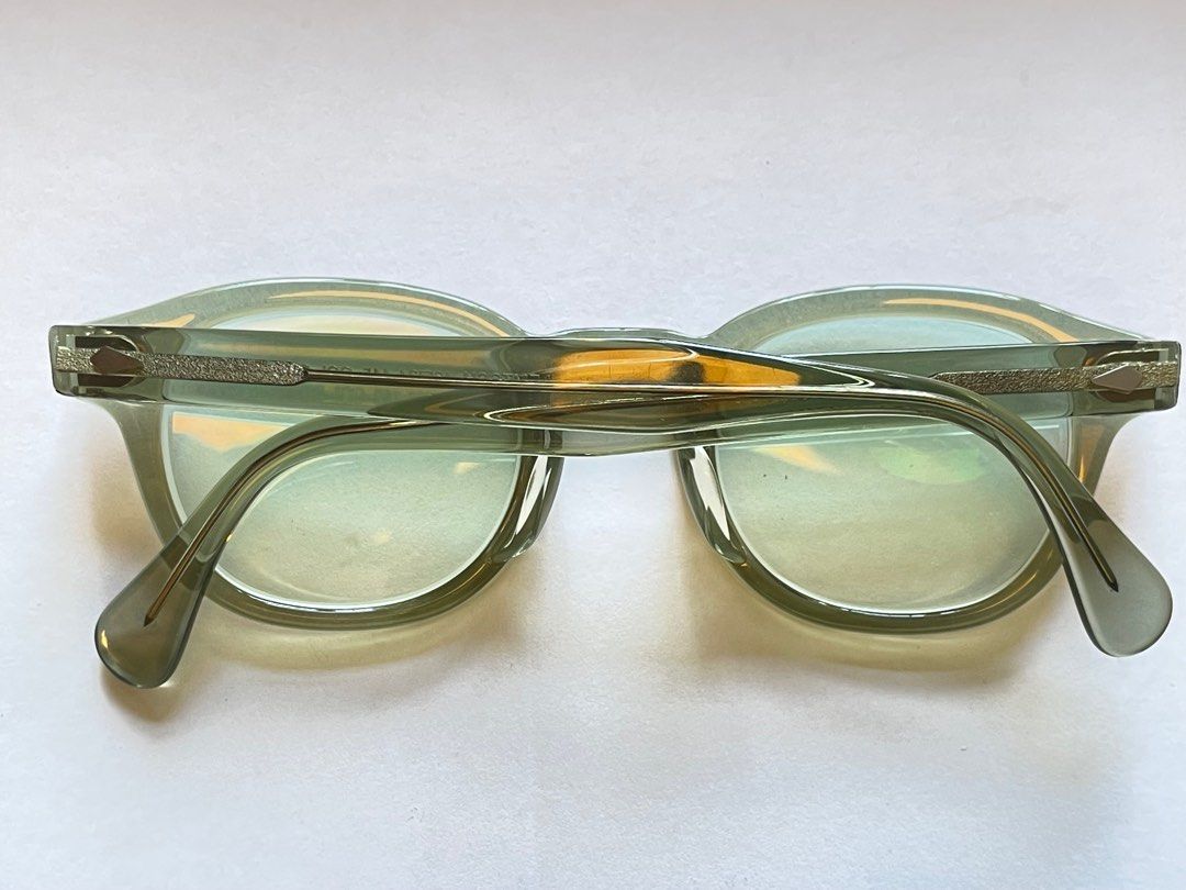 MOSCOT （分類：眼鏡）位於 Hong Kong。 由 chang914 提交（商品編號 1439957368，圖片 3）。簡介： * 已配鏡及戴過 ** 已改高鼻托 請各位在出價前留意以下事項： 1. 本人只是一位購買眼鏡/潮鞋的愛好者，並不是一名專業鑒證師。本人在購買本人所刊登出售的物品時，只是以一位普通消費者身份購買，在購買有關物品前後時均沒有對有關物品作出及要求任何專業鑒證！ 2. 而有關本人所刊登出售的物品都均購買自有關之店舖（巳註明），任何真假高仿的問題請閣下在出價前自行判斷及查證！本人不會提供任何確認及專業鑒證！ 3. 本人所刊登出售的所有物品均沒有單據！ 4. 本人沒有提供亦不會提供任何售後服務物！ 5. 全新品可分為：（1）淨框未配鏡及未佩戴過；（2）已配鏡片及未佩戴過；當中包括任何自然損耗的狀況！ 6. 完成交易後恕不退貨，退款及換貨等等！ 最後，請大家在出價前先留意及詳細閱讀上述情況，接受後先後出價及購買 。