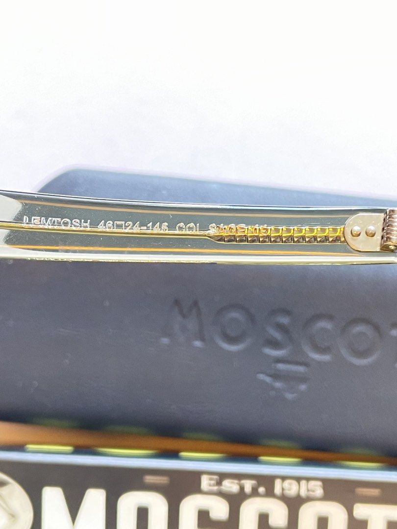 MOSCOT （分類：眼鏡）位於 Hong Kong。 由 chang914 提交（商品編號 1439957368，圖片 4）。簡介： * 已配鏡及戴過 ** 已改高鼻托 請各位在出價前留意以下事項： 1. 本人只是一位購買眼鏡/潮鞋的愛好者，並不是一名專業鑒證師。本人在購買本人所刊登出售的物品時，只是以一位普通消費者身份購買，在購買有關物品前後時均沒有對有關物品作出及要求任何專業鑒證！ 2. 而有關本人所刊登出售的物品都均購買自有關之店舖（巳註明），任何真假高仿的問題請閣下在出價前自行判斷及查證！本人不會提供任何確認及專業鑒證！ 3. 本人所刊登出售的所有物品均沒有單據！ 4. 本人沒有提供亦不會提供任何售後服務物！ 5. 全新品可分為：（1）淨框未配鏡及未佩戴過；（2）已配鏡片及未佩戴過；當中包括任何自然損耗的狀況！ 6. 完成交易後恕不退貨，退款及換貨等等！ 最後，請大家在出價前先留意及詳細閱讀上述情況，接受後先後出價及購買 。