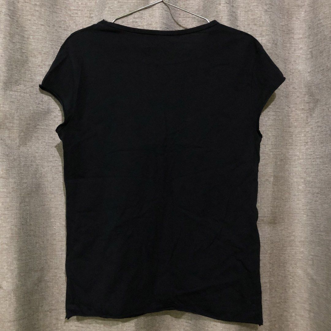 NA-KD Ultra Raw Edge Tee in Black (Category: Shirts) located in Iloilo. Submitted by unramen (Listing ID 1439969972, Image 2). Description: • NA-KD Ultra Raw Edge Tee in Black • 100% cotton • Raw edge finish on sleeves and hem • Fits medium to large • Originally bought in Zalora.