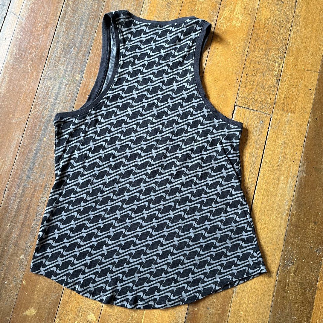 Nike Dri-FIT Tank Top (Category: Activewear) located in Manila. Submitted by msruiten (Listing ID 1439868357, Image 2). Description: - Nike Dri-FIT Tank Top - Size: Medium - Stylish black and gray wavy design - Check pics for dimensions.