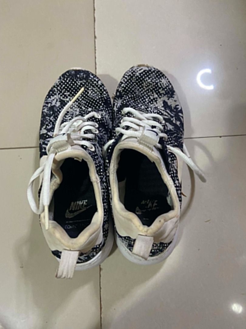 Nike Floral Print Sneakers (Category: Sneakers) located in Makati City. Submitted by remdezel2016 (Listing ID 1439811276, Image 2). Description: - Nike floral print sneakers - Color: Navy blue and white - Size: UK 4.5, EUR 38, US 7 - Features white laces and sole - Nike logo on insoles - Makapal pa outsoles.