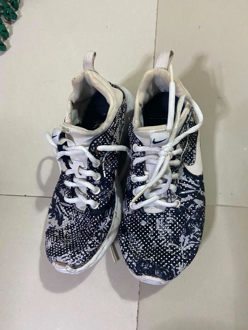 Nike Floral Print Sneakers (Category: Sneakers) located in Makati City. Submitted by remdezel2016 (Listing ID 1439811276, Image 1). Description: - Nike floral print sneakers - Color: Navy blue and white - Size: UK 4.5, EUR 38, US 7 - Features white laces and sole - Nike logo on insoles - Makapal pa outsoles.