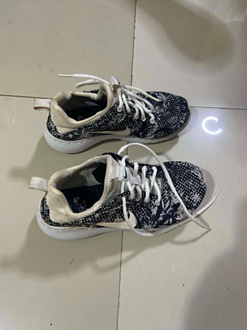 Nike Floral Print Sneakers (Category: Sneakers) located in Makati City. Submitted by remdezel2016 (Listing ID 1439811276, Image 3). Description: - Nike floral print sneakers - Color: Navy blue and white - Size: UK 4.5, EUR 38, US 7 - Features white laces and sole - Nike logo on insoles - Makapal pa outsoles.