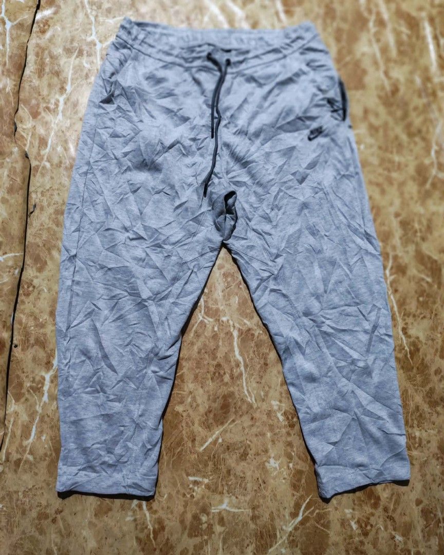 Nike Grey Jogger Pants (Category: Joggers) located in Sipalay. Submitted by boldowl.e4f283 (Listing ID 1439983542, Image 1). Description: - Comfortable grey Nike jogger pants - Adjustable drawstring waist - Features iconic Nike logo - Versatile for workouts or casual wear .