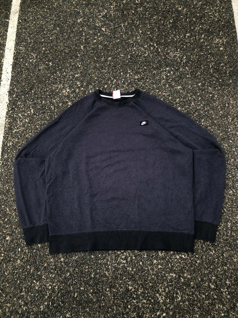 Nike Navy Blue Crewneck Sweatshirt (Category: Coats, Jackets and Outerwear) located in Baguio. Submitted by pine_thriftt27 (Listing ID 1439915396, Image 1). Description: - Classic navy blue Nike crewneck sweatshirt - Features a small, embroidered Nike logo on the chest - Raglan sleeves for a comfortable fit - Ribbed cuffs and hem - Perfect for casual wear or layering.