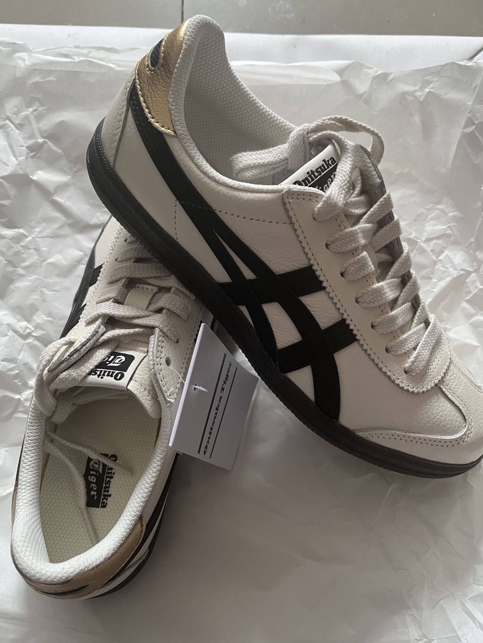 Onitsuka Tiger Tokuten Style White/Black (Category: Sneakers) located in Singapore. Submitted by alxe52 (Listing ID 1439991121, Image 1). Description: ✅ Onitsuka Tiger · Brand New ✅ Onitsuka Tiger Tokuten Style White/Black ✅ Free shipping ✅ Cash on delivery ✅ 3-day photo confirmation Specializing in quality footwear 🏃.