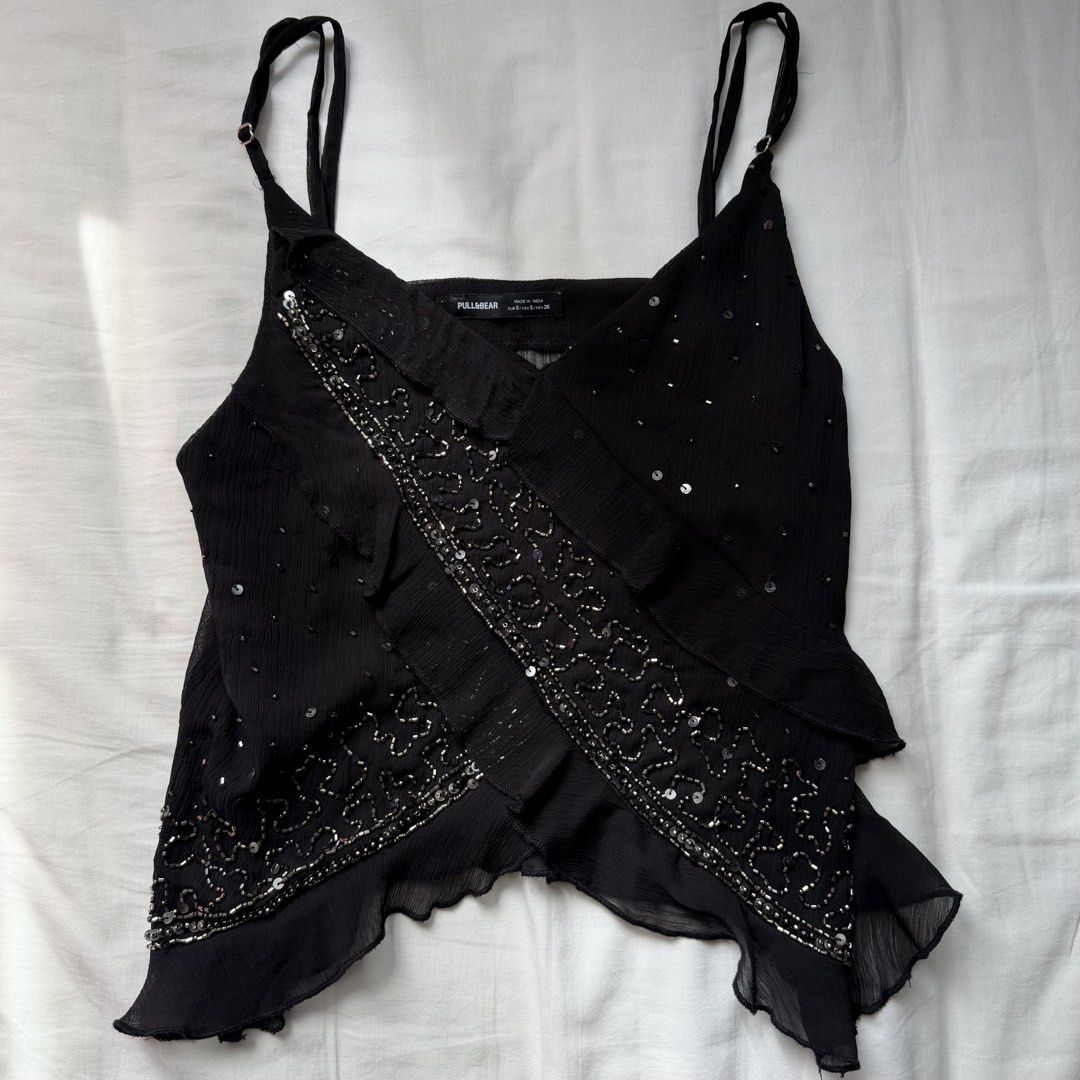 Pull & Bear Top (Category: Sleeveless) located in Singapore. Submitted by laezej (Listing ID 1439906319, Image 1). Description: .