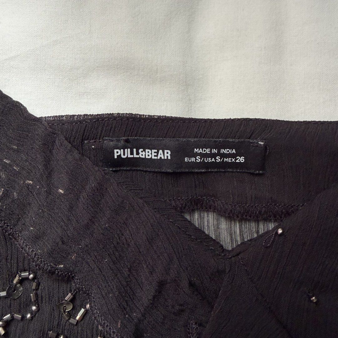 Pull & Bear Top (Category: Sleeveless) located in Singapore. Submitted by laezej (Listing ID 1439906319, Image 3). Description: .