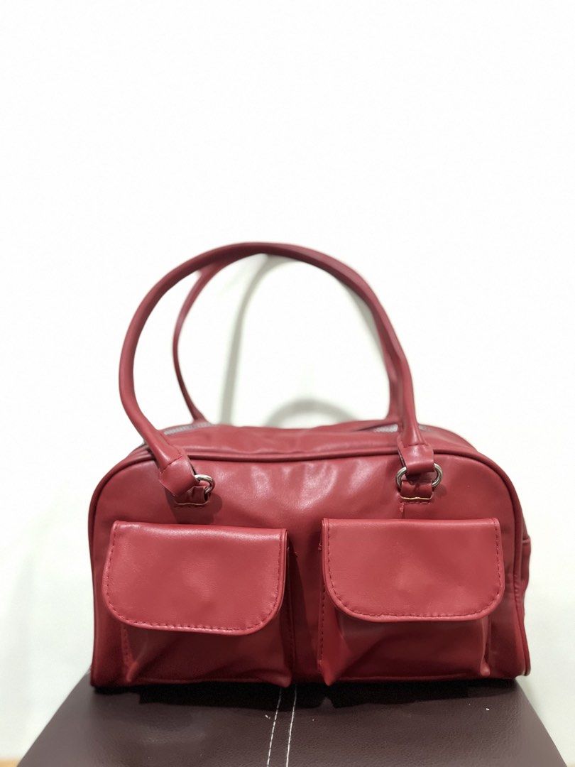 Shoulder bag (Category: Shoulder Bags) located in Manila. Submitted by goodfinding (Listing ID 1439961497, Image 1). Description: 👜 Red shoulder bag MOP: - Cash - Gcash Delivered: Lalamove Meet up: Taft area.