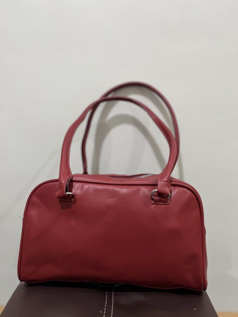 Shoulder bag (Category: Shoulder Bags) located in Manila. Submitted by goodfinding (Listing ID 1439961497, Image 2). Description: 👜 Red shoulder bag MOP: - Cash - Gcash Delivered: Lalamove Meet up: Taft area.