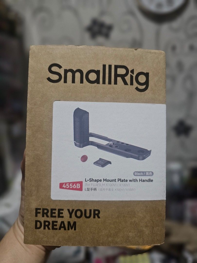 SmallRig L-Shape Mount Plate with Handle 4556B (Category: Video Cameras) located in San Mateo. Submitted by reyshel08 (Listing ID 1439958543, Image 1). Description: - SmallRig L-Shape Mount Plate with Handle (Model 4556B) - Designed for camera mounting - Provides enhanced grip and stability - Includes an additional small accessory - Ideal for upgrading your camera rig.