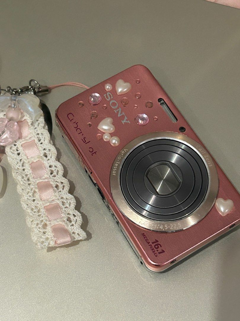 Sony cybershot dsc 630 PInk (Category: Cameras) located in San Isidro. Submitted by viiiiisells (Listing ID 1439831746, Image 1). Description: -16.1mp -crisp output -flash working and no issue sa lcd and buttons -has issue -sa battery placement ata yung prob kaya ayaw mag on -hindi na nag ppower on -for repair!! -rfs: may new cam, and wala time ipa gawa .