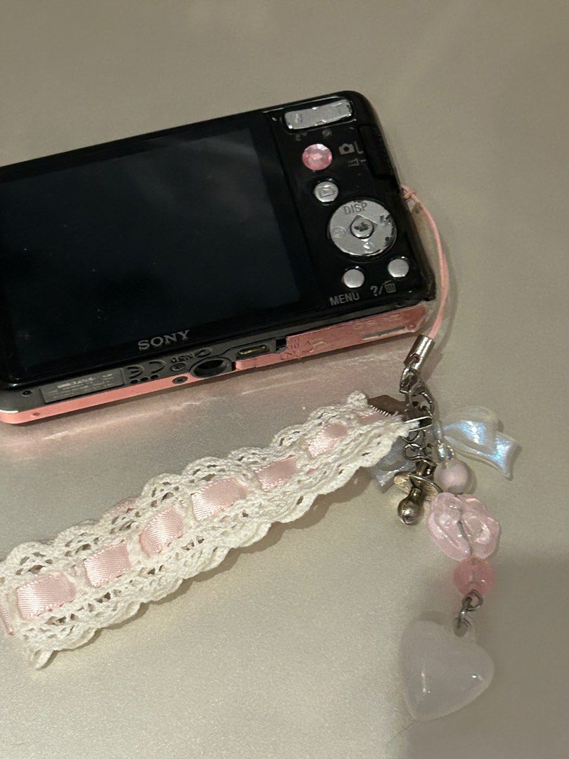 Sony cybershot dsc 630 PInk (Category: Cameras) located in San Isidro. Submitted by viiiiisells (Listing ID 1439831746, Image 2). Description: -16.1mp -crisp output -flash working and no issue sa lcd and buttons -has issue -sa battery placement ata yung prob kaya ayaw mag on -hindi na nag ppower on -for repair!! -rfs: may new cam, and wala time ipa gawa .