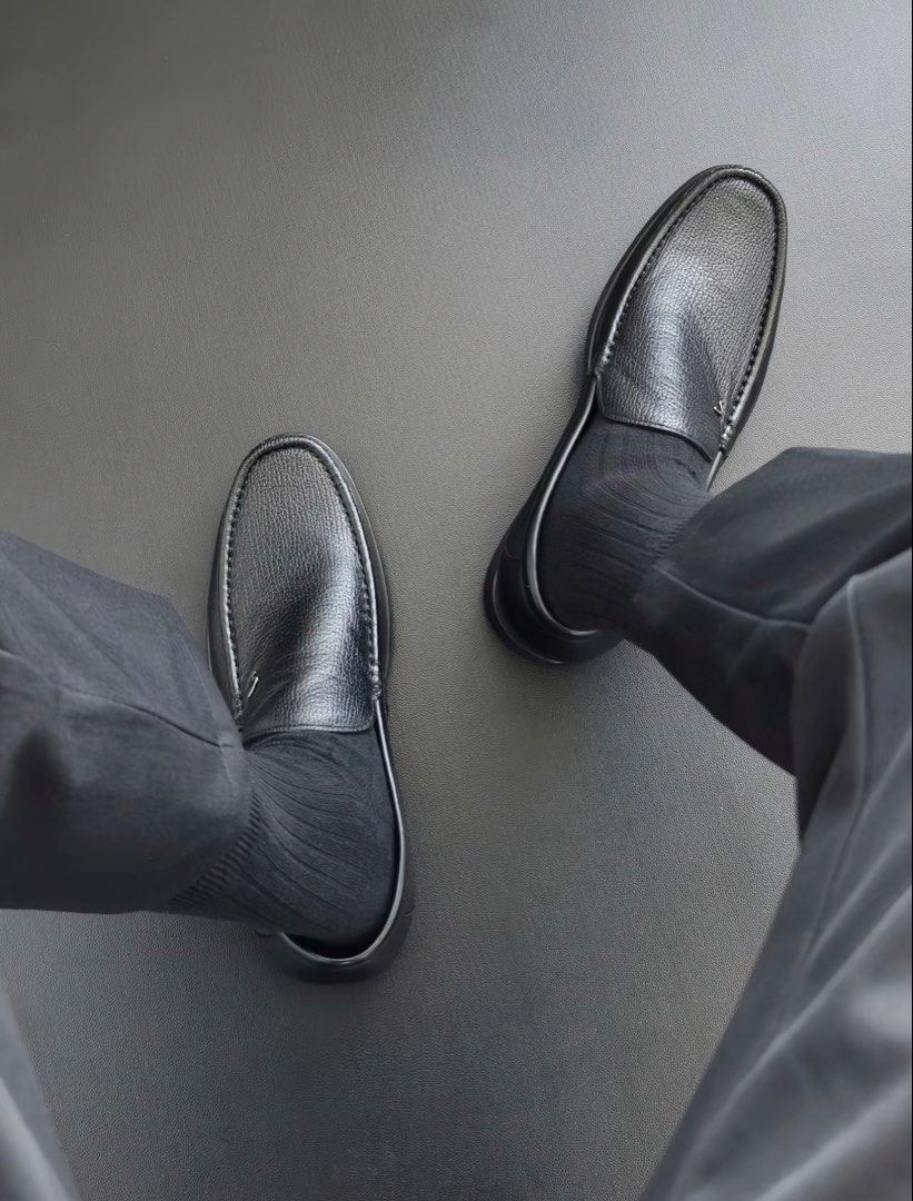 Sophini Black Leather Loafers (Category: Loafers) located in Manila. Submitted by levelup0 (Listing ID 1439821501, Image 2). Description: - Sophini black leather loafers - Classic slip-on style - Smooth, glossy finish - Subtle textured pattern - Comfortable insole - Durable sole - Suitable for casual and semi-formal occasions.