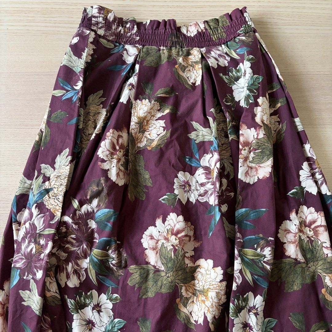 Stradivarius floral skirt (Category: Skirts) located in Makati City. Submitted by eggcloud (Listing ID 1439903680, Image 1). Description: 👋 pls read all before chat: - negotiable if buying more from my shop - L on tag. with side pockets. stretchable. no lining. thick fabric. - all pics are posted. no when worn. - rfs: i like it but it's too big and long for me, the garter is a bit loose kaya nahulog na sya sakin. (for ref, i'm 5 ft, 29in waist) 