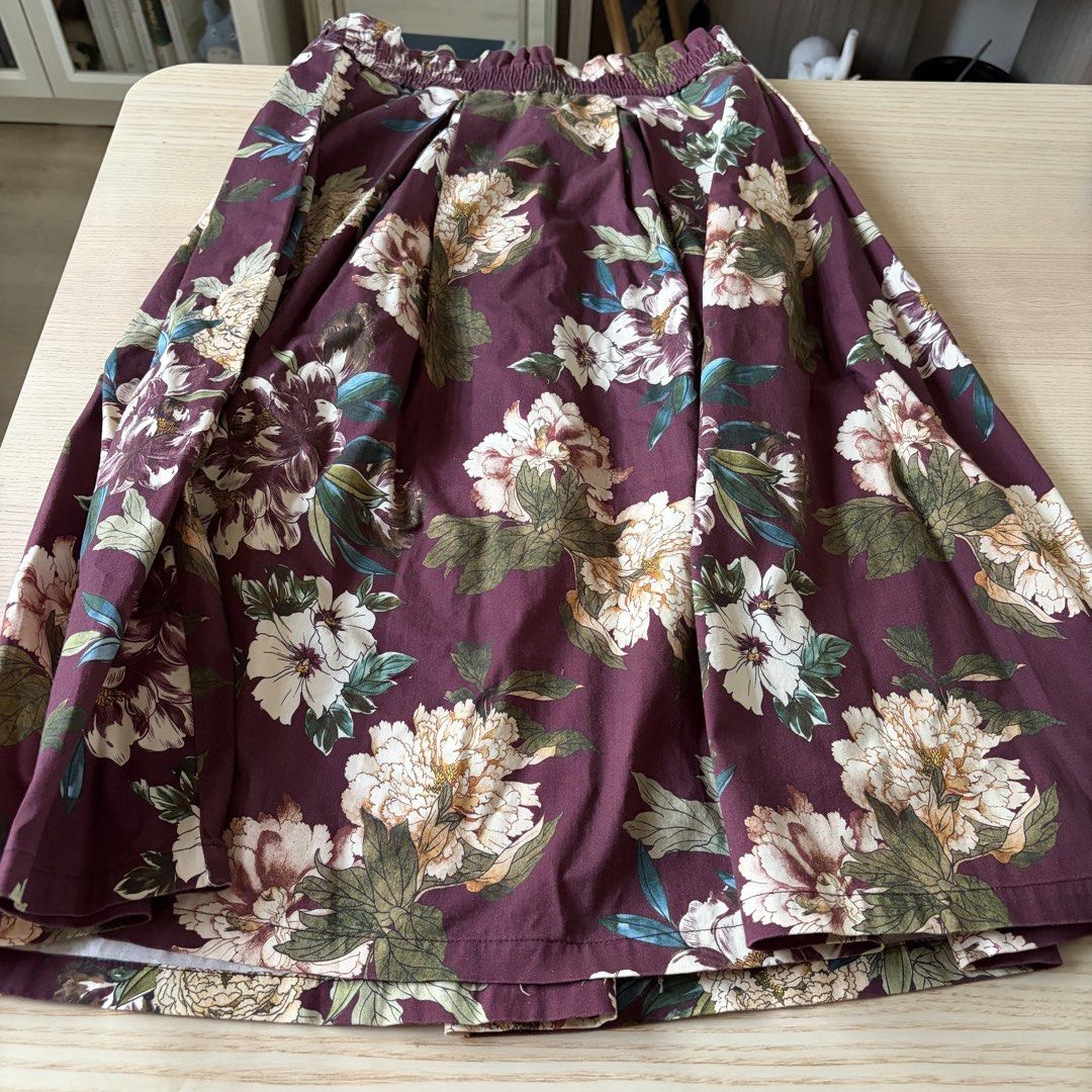 Stradivarius floral skirt (Category: Skirts) located in Makati City. Submitted by eggcloud (Listing ID 1439903680, Image 2). Description: 👋 pls read all before chat: - negotiable if buying more from my shop - L on tag. with side pockets. stretchable. no lining. thick fabric. - all pics are posted. no when worn. - rfs: i like it but it's too big and long for me, the garter is a bit loose kaya nahulog na sya sakin. (for ref, i'm 5 ft, 29in waist) 