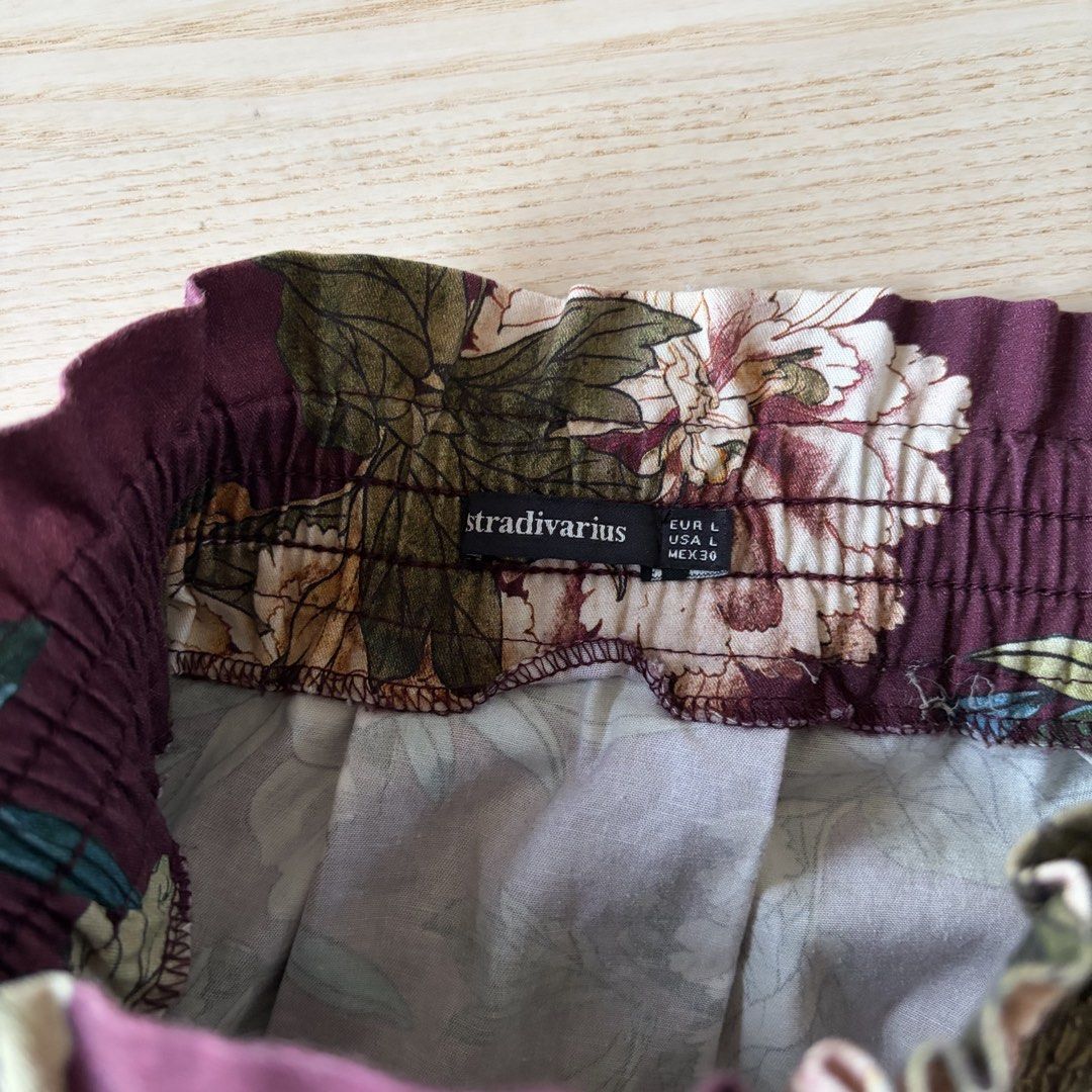 Stradivarius floral skirt (Category: Skirts) located in Makati City. Submitted by eggcloud (Listing ID 1439903680, Image 3). Description: 👋 pls read all before chat: - negotiable if buying more from my shop - L on tag. with side pockets. stretchable. no lining. thick fabric. - all pics are posted. no when worn. - rfs: i like it but it's too big and long for me, the garter is a bit loose kaya nahulog na sya sakin. (for ref, i'm 5 ft, 29in waist) 