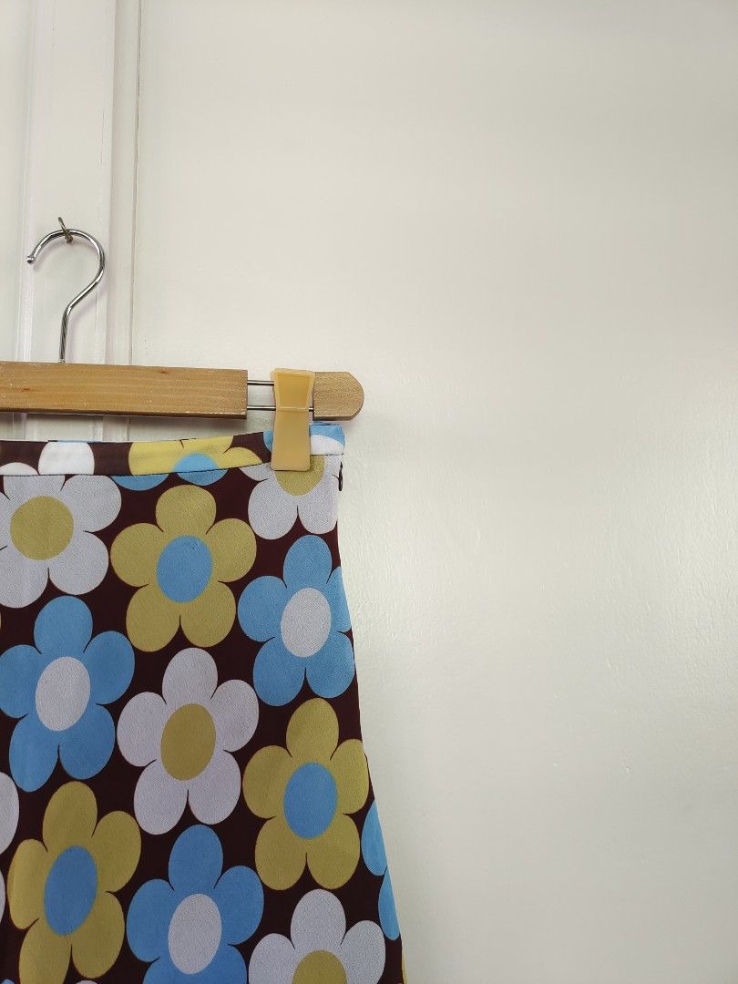SUZUYA- floral skirt (Category: Skirts) located in Manila. Submitted by cw.fits (Listing ID 1439841151, Image 2). Description: 26-27" waistline.