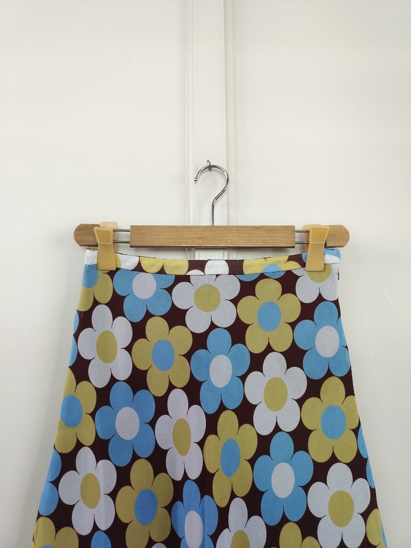 SUZUYA- floral skirt (Category: Skirts) located in Manila. Submitted by cw.fits (Listing ID 1439841151, Image 3). Description: 26-27" waistline.