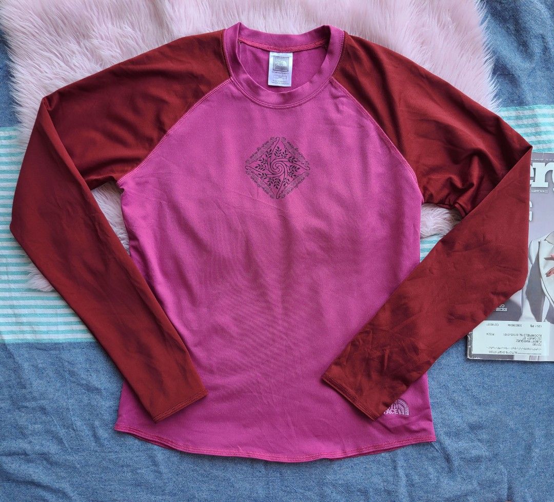 The North Face Long rush guard (Category: Tshirts & Polo Shirts ) located in Lingayen. Submitted by chloeswhite (Listing ID 1439833319, Image 1). Description: - The North Face long-sleeved shirt - Vibrant pink body with maroon sleeves - Classic crew neck - Features a unique design on the front - The North Face logo on front and back - Made of a lightweight, possibly athletic material - Measurements available in the images -small-medium.
